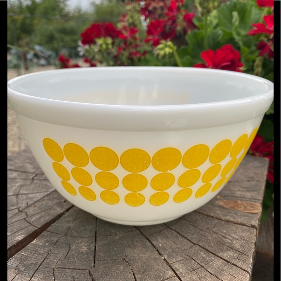 RARE Pyrex ‘Dot’ 1 1/2 Quart Bowl circa 1968-1973 - Picture 9 of 10